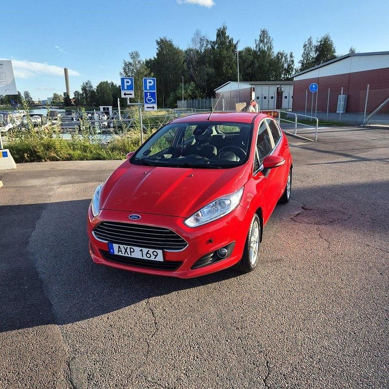 Röd Begagnad 2015 Ford Fiesta Titanium Halvkombi | 49 000 kr (Marknadspris) - Bild 1/4