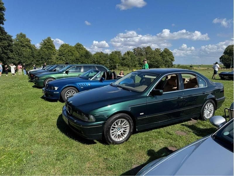 Grön Begagnad 2001 BMW 540 Sedan | 120 000 kr - Bild 1/4