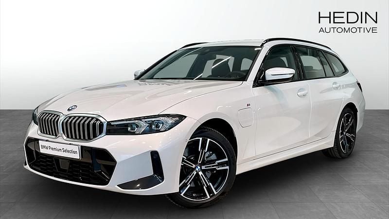 Vit (white) Begagnad 2025 BMW 330e Comfort Edition Kombi | 498 700 kr (Marknadspris) - Bild 1/4