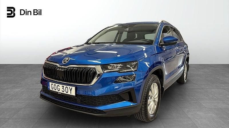 Race blue metallic Begagnad 2024 Skoda Karoq Selection SUV | 329 900 kr (Marknadspris) - Bild 1/4