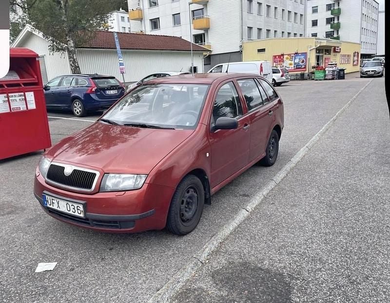 Röd Begagnad 2003 Skoda Fabia Kombi | 4 000 kr (Superpris) - Bild 1/4