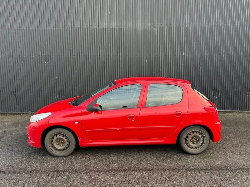 Begagnad Peugeot 206+ 75 HK (55 kW) 2010 Röd Halvkombi