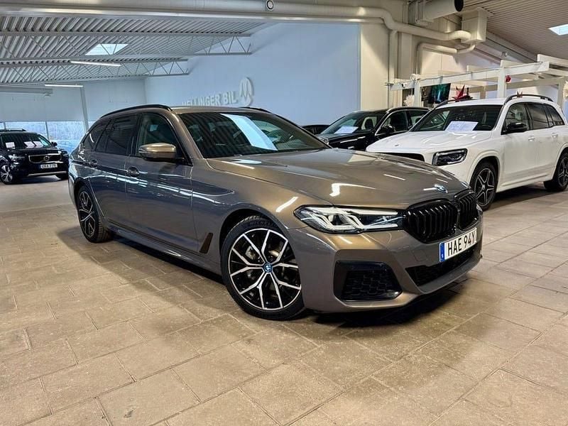 Alvita grey metallic Begagnad 2023 BMW 530 M Sport Kombi | 429 800 kr - Bild 1/4