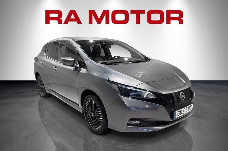 Begagnad Nissan Leaf Tekna 160 kW (218 HK) 2022 Grå Halvkombi