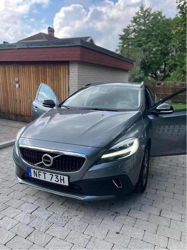 Grå Begagnad 2019 Volvo V40 CC Momentum Kombi | 215 000 kr (Marknadspris) - Bild 1/4