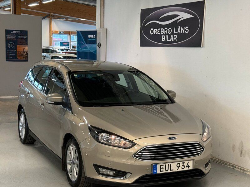 Grå Begagnad 2015 Ford Focus Kombi | 79 900 kr (Marknadspris) - Bild 1/4