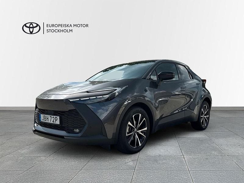 Mörkgrå Ny 2025 Toyota C-HR Style SUV | 359 800 kr (Bra pris) - Bild 1/4
