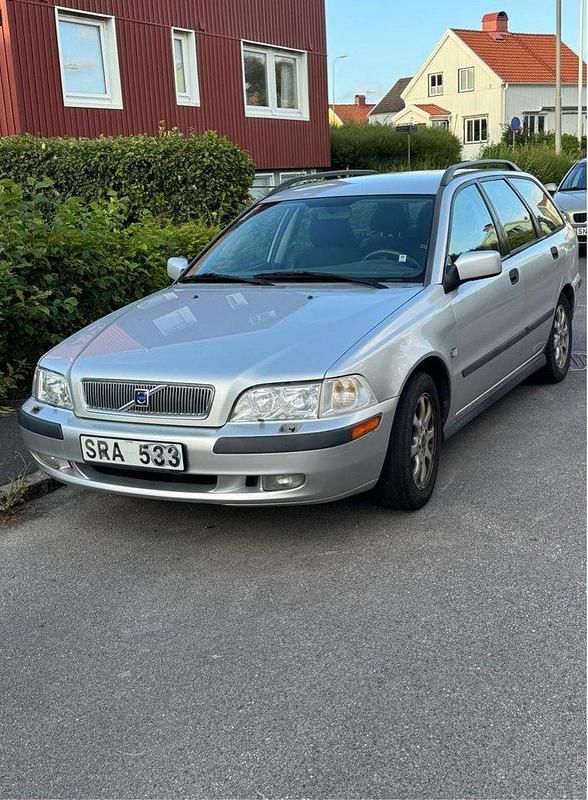 Grå Begagnad 2001 Volvo V40 Kombi | 10 500 kr (Marknadspris) - Bild 1/1