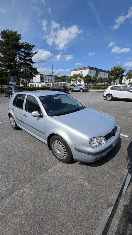 Grå Begagnad 2000 VW Golf IV Halvkombi | 15 000 kr (Marknadspris) - Bild 1/4