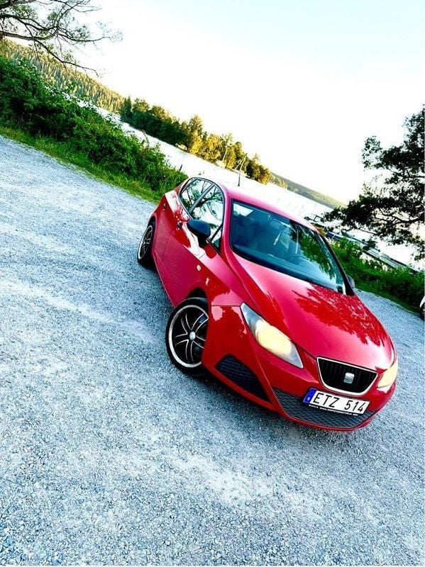 Röd Begagnad 2009 Seat Ibiza Reference Halvkombi | 35 000 kr (Marknadspris) - Bild 1/4