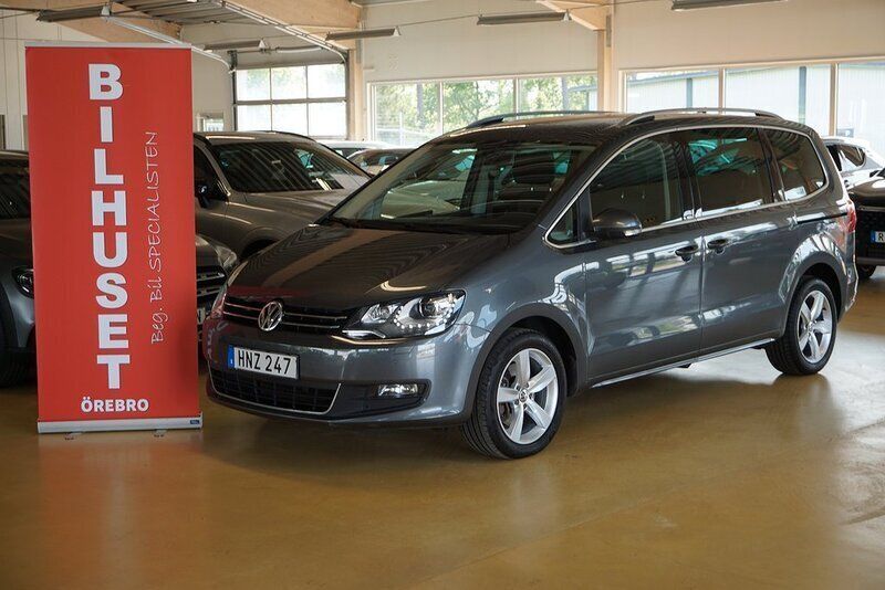 Grå Begagnad 2014 VW Sharan Minibuss | 159 900 kr (Marknadspris) - Bild 1/4