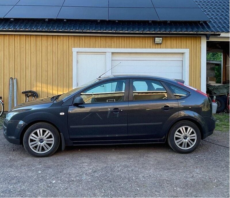Grå Begagnad 2006 Ford Focus Halvkombi | 15 000 kr (Superpris) - Bild 1/4