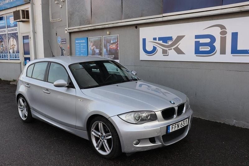 Ljusgrå Begagnad 2007 BMW 120 Advantage Halvkombi | 79 900 kr (Marknadspris) - Bild 1/4