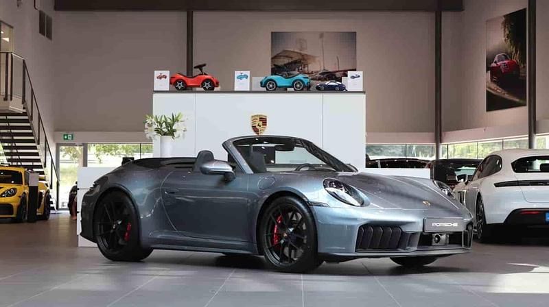 Flerfärgad Ny 2025 Porsche 911 Carrera 4 GTS Cab | 2 195 700 kr - Bild 1/1
