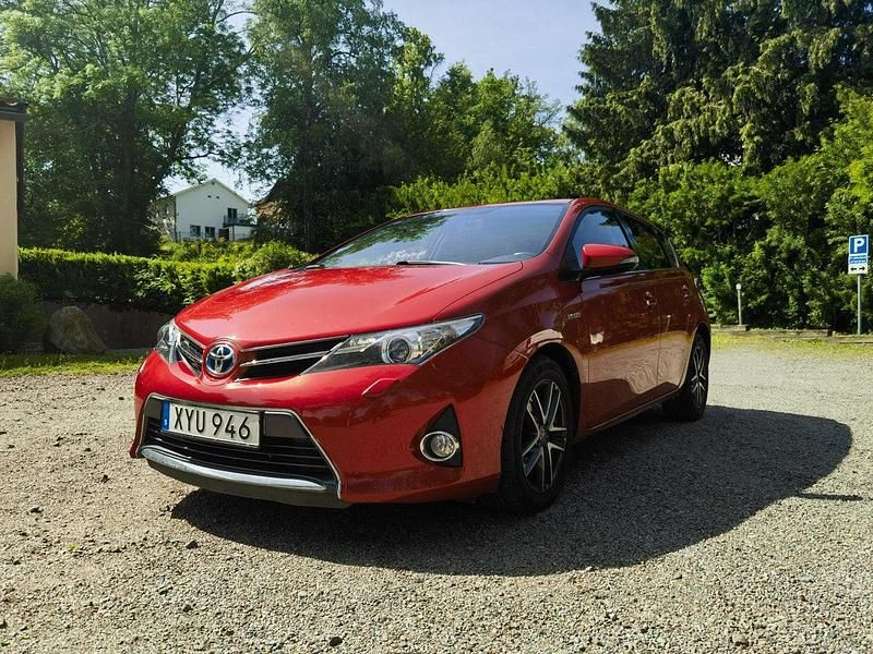 Röd Begagnad 2015 Toyota Auris Hybrid Edition Halvkombi | 126 000 kr (Bra pris) - Bild 1/4