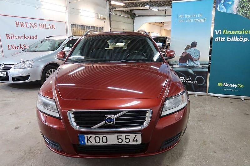 Begagnad Volvo V50 Kinetic 109 HK (80 kW) 2010 Röd Kombi
