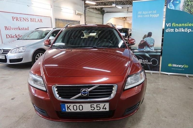 Röd Begagnad 2010 Volvo V50 Kinetic Kombi | 49 900 kr (Marknadspris) - Bild 1/4