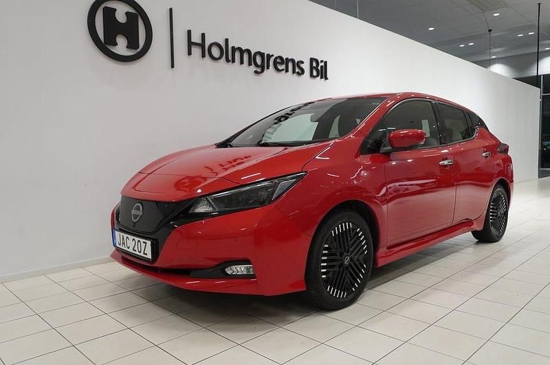 Red solid Begagnad 2022 Nissan Leaf N-Connecta Halvkombi | 179 900 kr (Marknadspris) - Bild 1/4