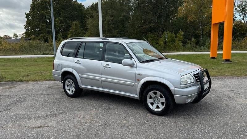 Silver Begagnad 2002 Suzuki Grand Vitara SUV | 39 800 kr (Marknadspris) - Bild 1/4