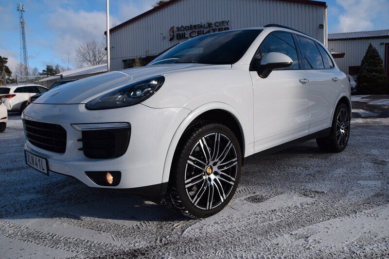 Vit Begagnad 2017 Porsche Cayenne SUV | 349 990 kr - Bild 1/4