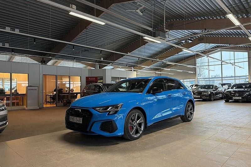 Blå Begagnad 2021 Audi A3 Sportback e-tron S-Line Halvkombi | 274 900 kr (Marknadspris) - Bild 1/4