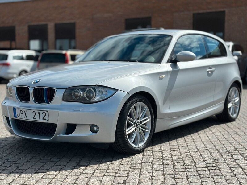 Ljusgrå (grå) Begagnad 2009 BMW 118 Advantage Halvkombi | 54 900 kr (Marknadspris) - Bild 1/4