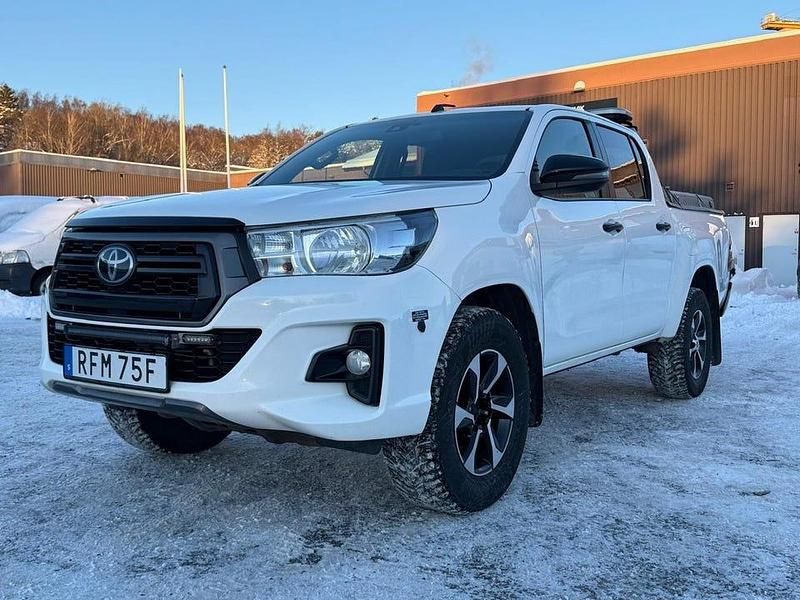 Vit Begagnad 2020 Toyota HiLux Pickup | 269 900 kr (Lite dyr) - Bild 1/4