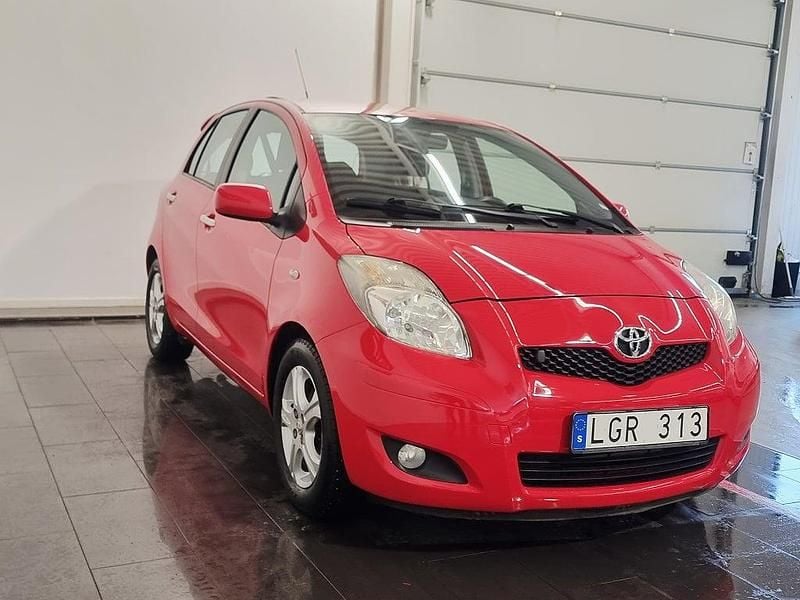 Begagnad Toyota Yaris 99 HK (72 kW) 2011 Röd Halvkombi