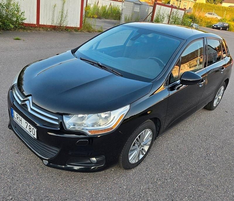 Svart Begagnad 2011 Citroën C4 Halvkombi | 42 000 kr (Marknadspris) - Bild 1/4