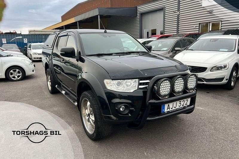 Svart Begagnad 2015 Mitsubishi L200 Pickup | 144 900 kr (Marknadspris) - Bild 1/3