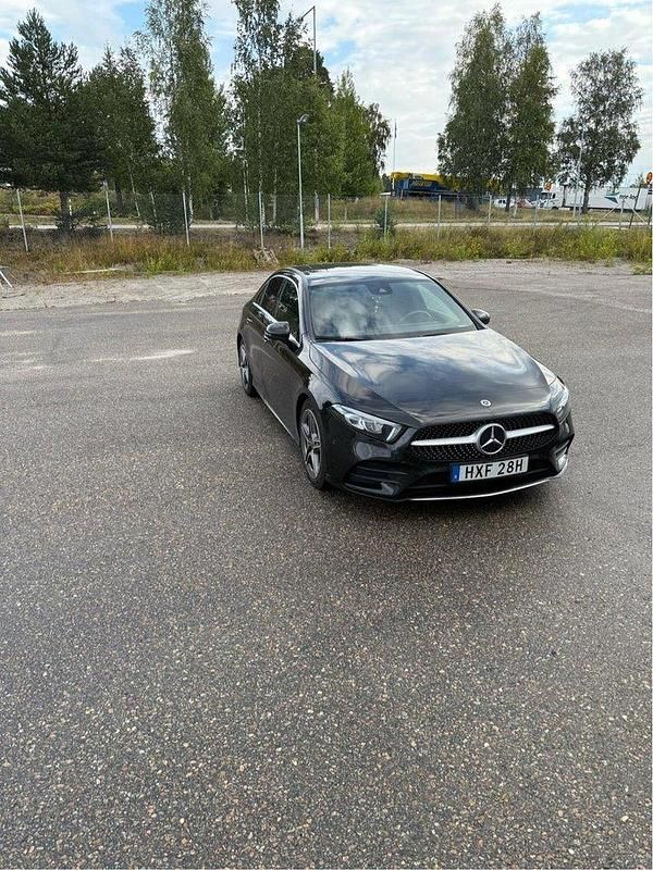 Svart Begagnad 2021 Mercedes A200 AMG Sedan | 289 000 kr (Marknadspris) - Bild 1/4