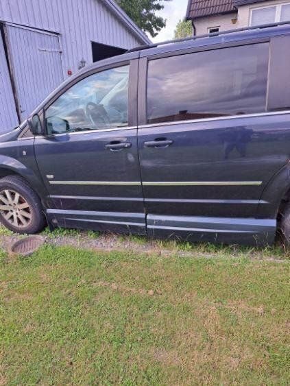 Blå Begagnad 2009 Chrysler Town & Country Minibuss | 25 000 kr - Bild 1/4
