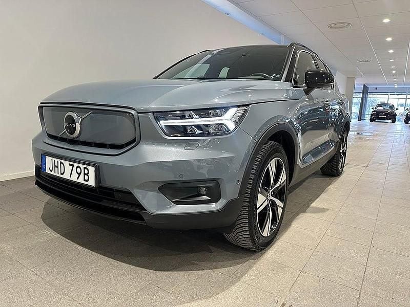 Grå Begagnad 2022 Volvo XC40 Pro SUV | 349 500 kr - Bild 1/3
