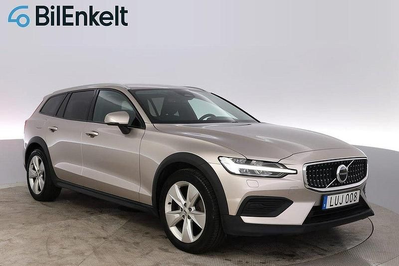 Ljusgrå Begagnad 2022 Volvo V60 CC Core Kombi | 368 900 kr (Marknadspris) - Bild 1/4