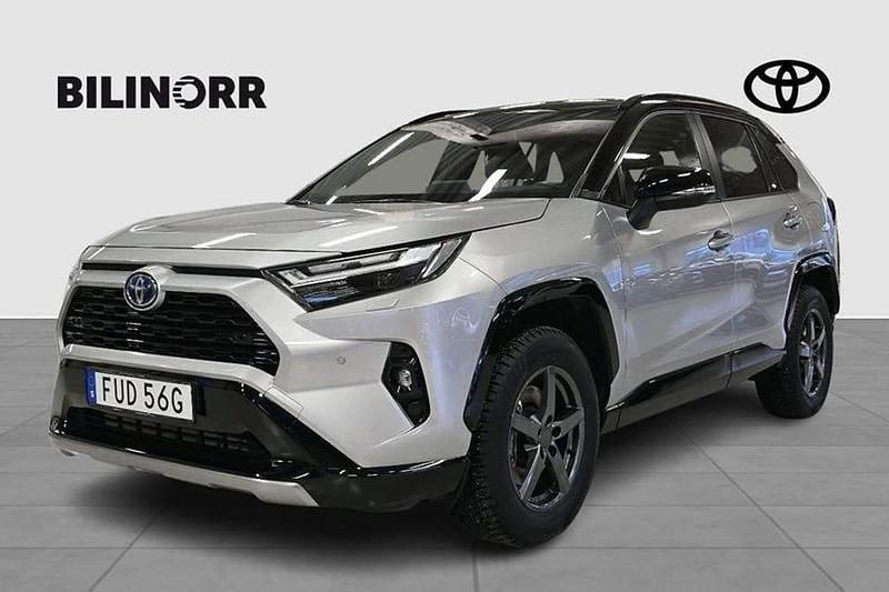 Grå Begagnad 2023 Toyota RAV4 Hybrid Style SUV | 439 000 kr (Marknadspris) - Bild 1/4