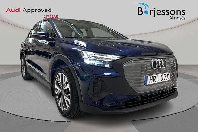 Navarrablå metallic Begagnad 2021 Audi Q4 e-tron Premium SUV | 384 900 kr - Bild 1/4