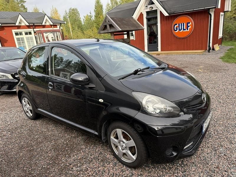 Svart Begagnad 2014 Toyota Aygo Halvkombi | 80 000 kr (Marknadspris) - Bild 1/4
