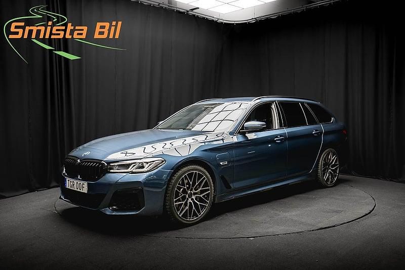Blå Begagnad 2022 BMW 530e M Sport Kombi | 374 900 kr (Marknadspris) - Bild 1/3