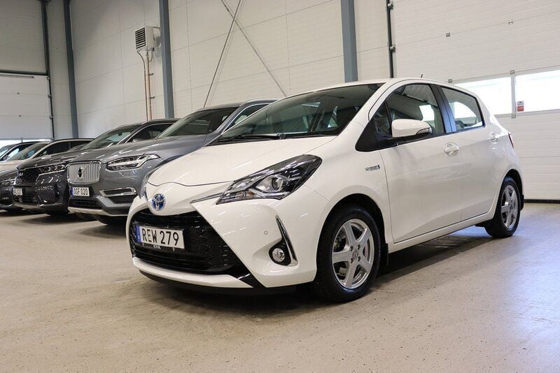 Vit Begagnad 2018 Toyota Yaris Hybrid Active Halvkombi | 159 700 kr (Bra pris) - Bild 1/4