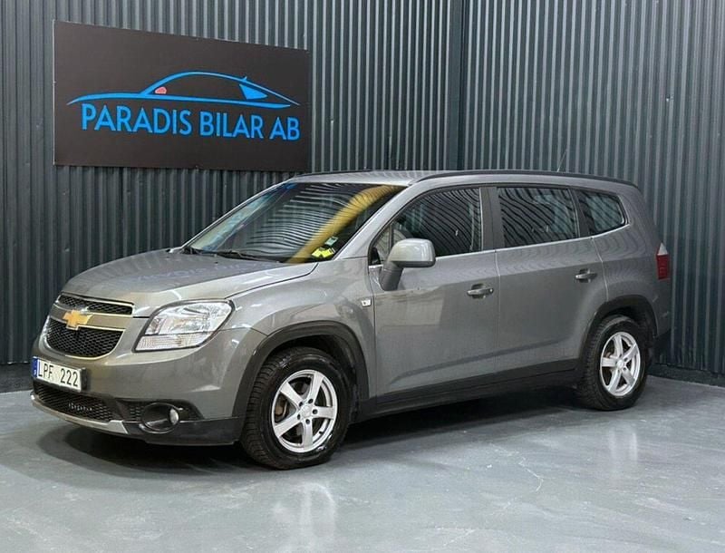 Grå Begagnad 2011 Chevrolet Orlando Minibuss | 49 900 kr (Marknadspris) - Bild 1/4