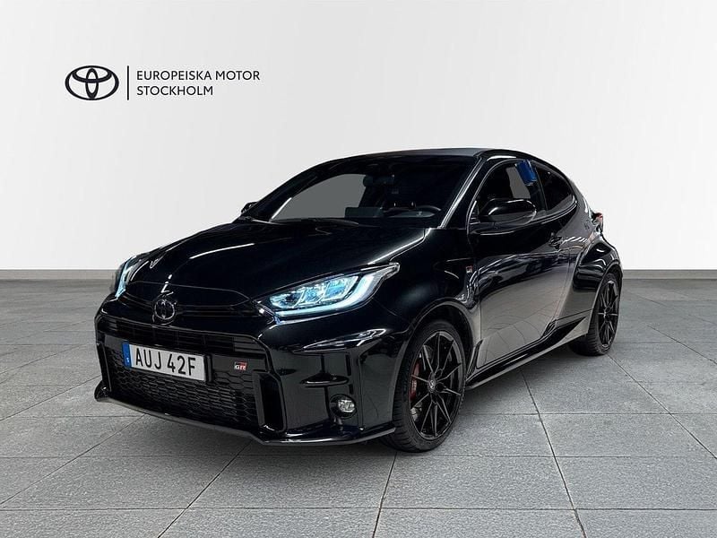 Svart Begagnad 2020 Toyota Yaris Halvkombi | 399 900 kr - Bild 1/3
