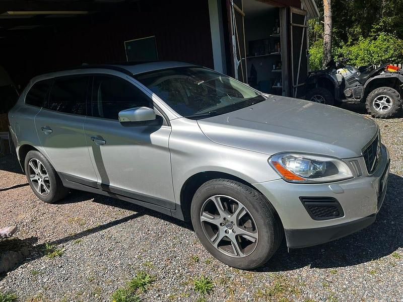 Silver metallic Begagnad 2013 Volvo XC60 SUV | 83 000 kr (Bra pris) - Bild 1/2