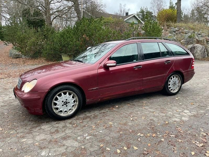 Mörkröd (röd) Begagnad 2004 Mercedes C180 Kombi | 19 900 kr (Bra pris) - Bild 1/4