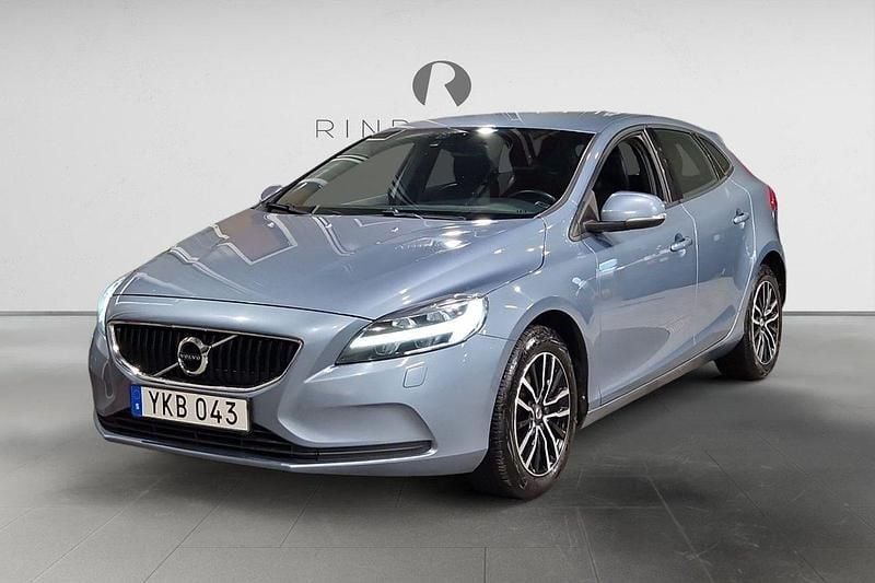 Ljusblå Begagnad 2017 Volvo V40 Momentum Kombi | 119 900 kr (Marknadspris) - Bild 1/3