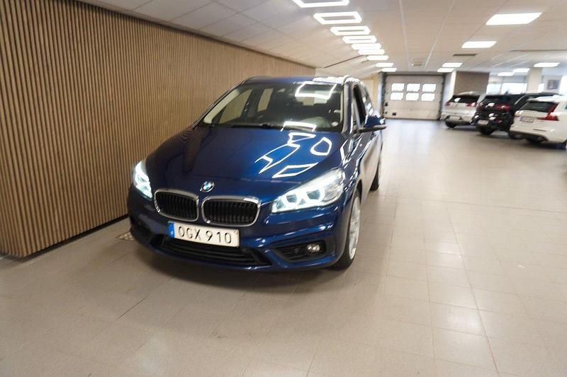 Blå Begagnad 2016 BMW 218 Active Tourer Advantage Minibuss | 139 700 kr (Marknadspris) - Bild 1/4