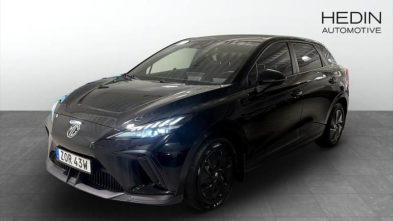 Svart (black) Begagnad 2023 MG MG4 EV Halvkombi | 249 900 kr (Marknadspris) - Bild 1/4