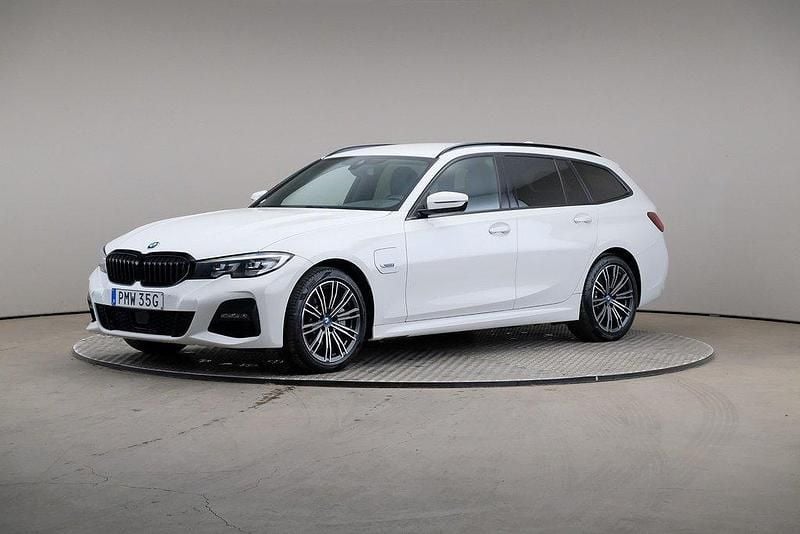 Vit Begagnad 2021 BMW 330e M Sport Kombi | 279 000 kr (Bra pris) - Bild 1/4