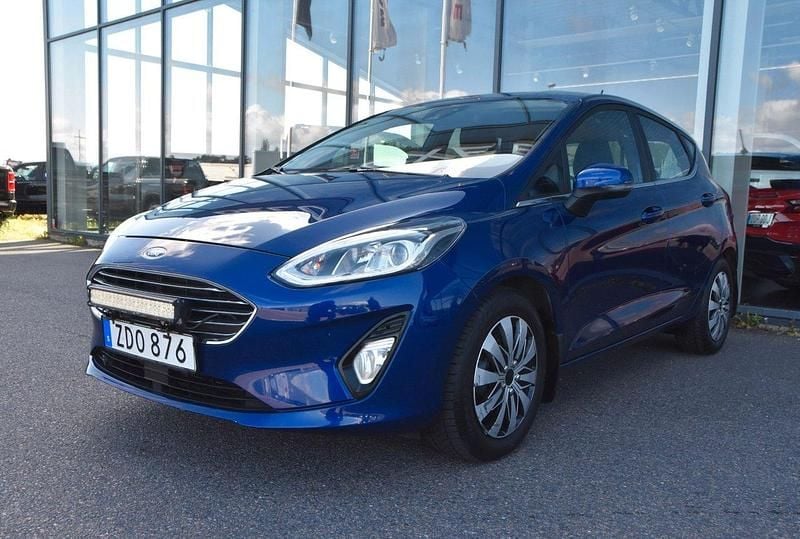 Mörkblå Begagnad 2018 Ford Fiesta Titanium Halvkombi | 124 000 kr (Marknadspris) - Bild 1/4