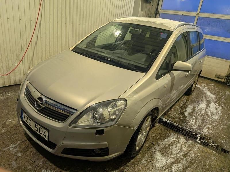 Begagnad Opel Zafira 140 HK (102 kW) 2006 Beige/grå Minibuss
