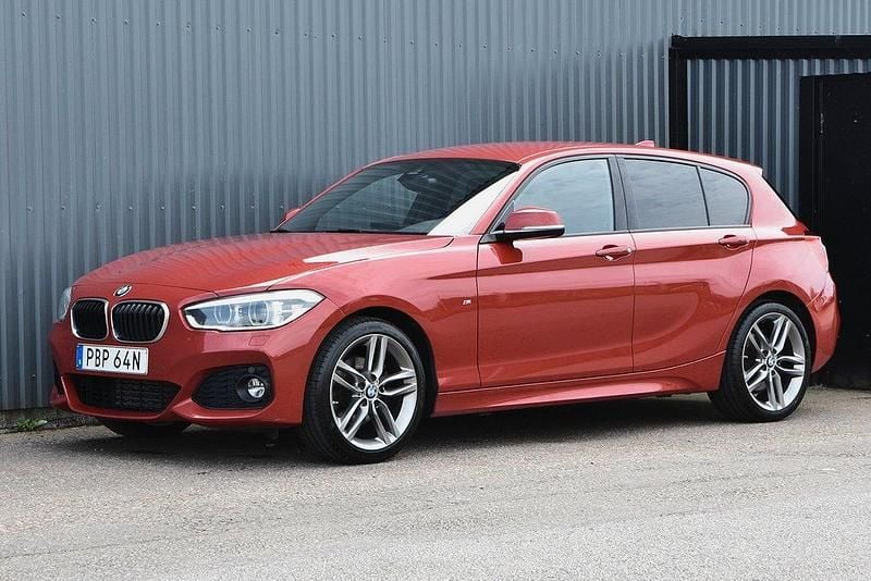 Röd Begagnad 2019 BMW 120 M Sport Halvkombi | 199 900 kr (Marknadspris) - Bild 1/4